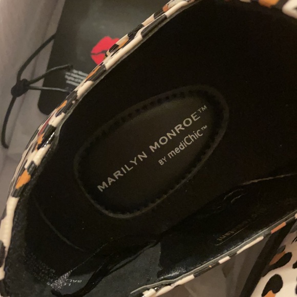 Marilyn Monroe Leopard Rose Nurse Clogs Sz 6-11 - Picture 4 of 7